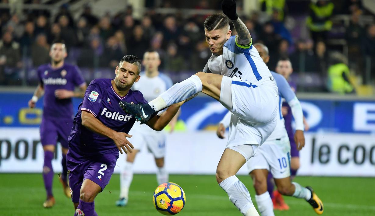 Pemain Inter Milan, Mauro Icardi (kanan) melepaskan tembakan saat diadang pemain Fiorentina pada laga Serie A di Artemio Franchi Stadium, Florence, (5/1/2018). Inter bermain imbang 1-1 dengan Fiorentina. (AFP/Alberto Pizzoli)