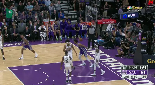 D'Angelo Russell skor 44 saat bersih kembali untuk menang melawan Raja, 123-121.