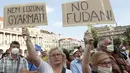 Para pengunjuk rasa berkumpul di pusat kota Budapest, Hongaria (5/6/2021). Ribuan orang di Hungaria mekakukan aksi protes menentang rencana pembangunan Universitas China di Budapest. (AP Photo/Laszlo Balogh)