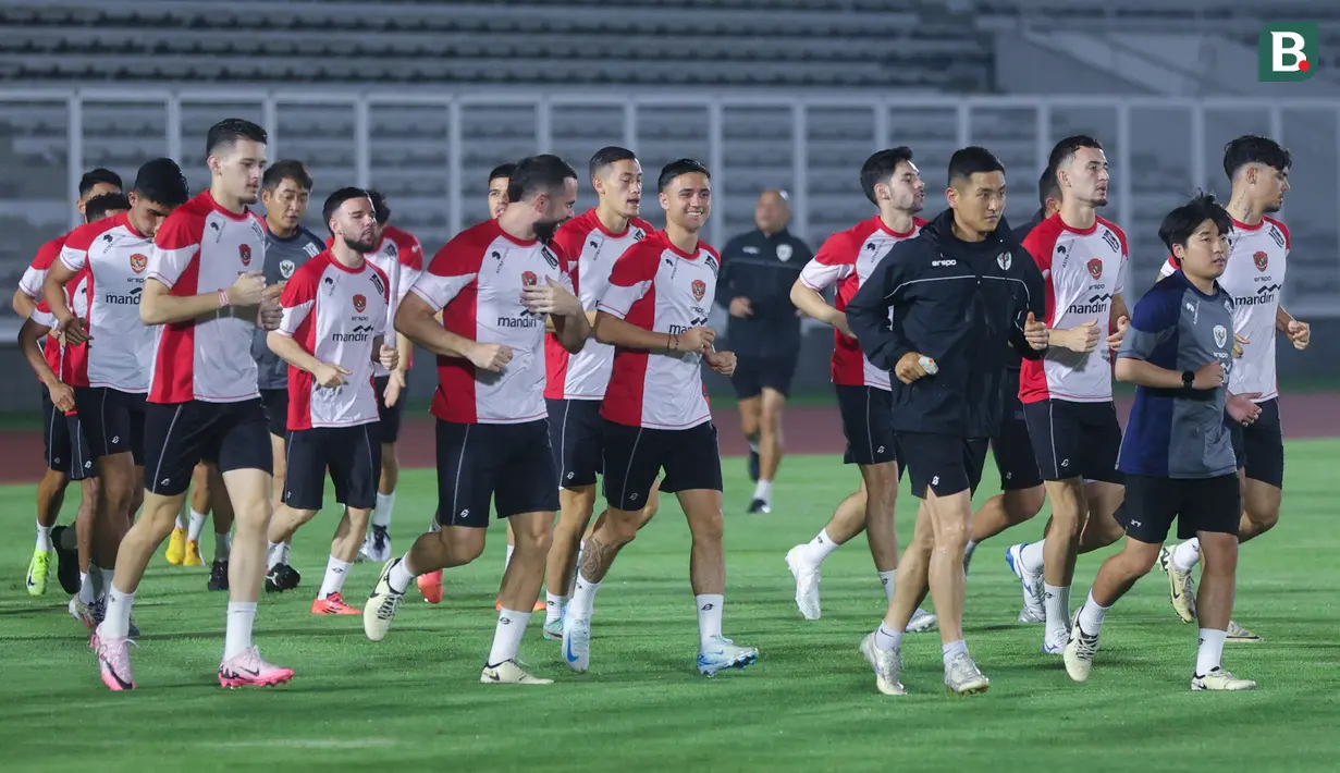 Pemain Timnas Indonesia mengikuti sesi latihan jelang laga melawan Arab Saudi pada laga Kualifikasi Piala Dunia 2026 di Stadion Madya Jakarta, Minggu (11/7/2024). Eliano Reijnders tetap mengikuti latihan meski sempat dua kali dicoret Shin Tae-yong dari skuad Garuda. (Bola.com/M Iqbal Ichsan)