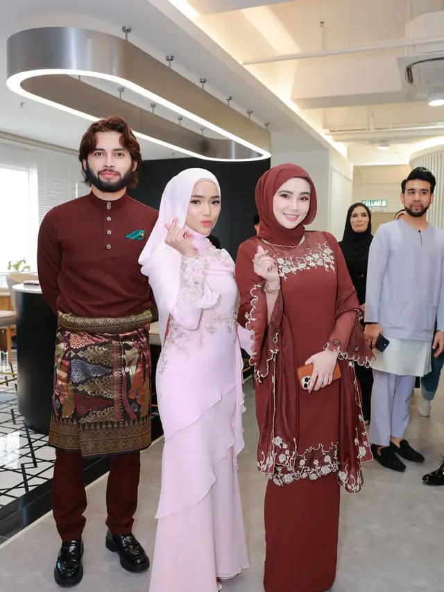 6 Potret Fuji dan Davina Karamoy Jadi Model Hijab di Malaysia, Pancarkan Pesona