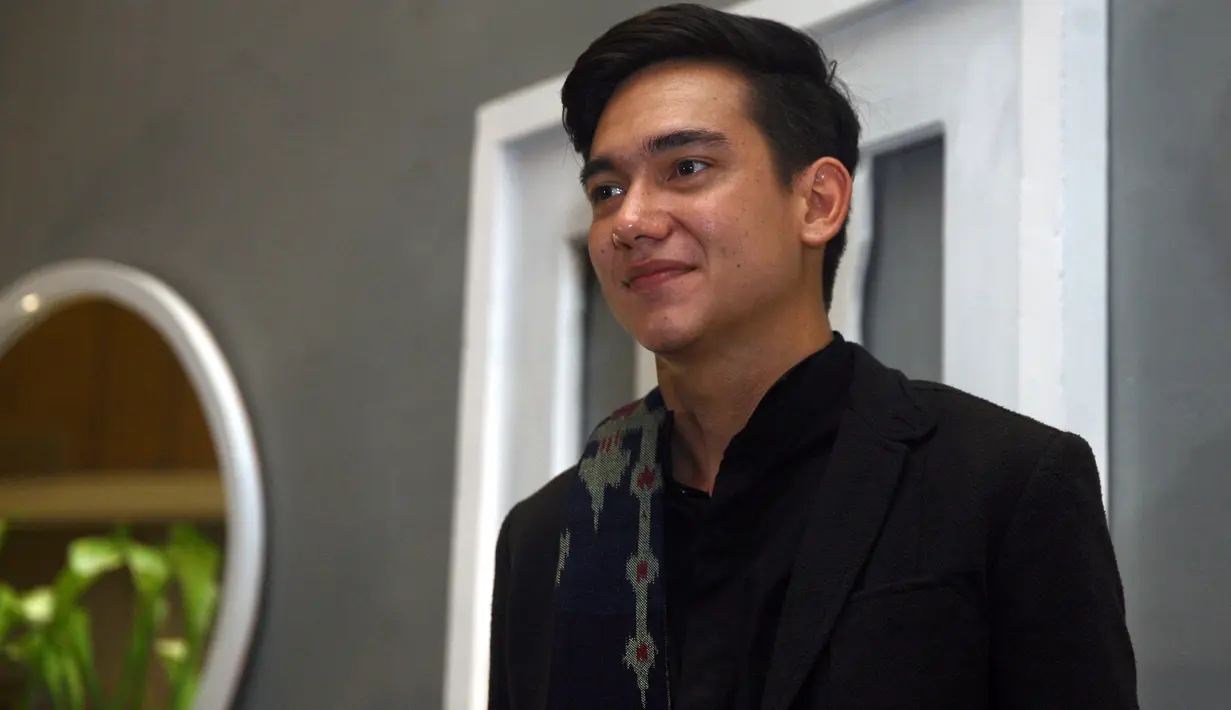 "Enggak dikenalin malah, Putrinya enggak ada. Gue salaman sendiri, 'halo tante,' gitu. Kan harus sopan. Dia senyum ya gue sapa," kata Adipati Dolken di Grand Indonesia, Jakarta Pusat beberapa waktu lalu dilansir dari Liputan6. (Adipati Dolken/Bintang.com)