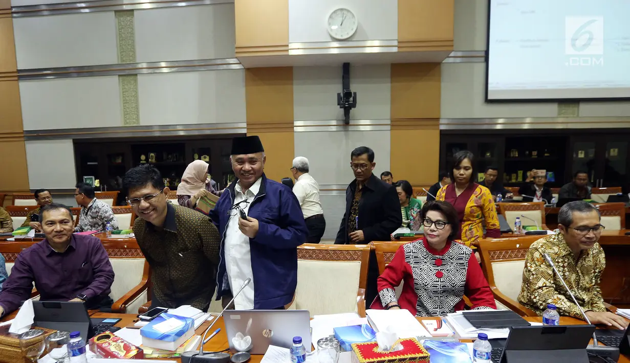Ketua KPK, Agus Rahardjo, Wakil Ketua KPK Saut Situmorang, Laode Muhammad Syarif, Basaria Panjaitan dan Alexander Marwata mengikuti rapat dengar pendapat dengan Komisi III DPR di Kompleks Parlemen Senayan Jakarta, Selasa (12/9). (Liputan6.com/Johan Tallo)