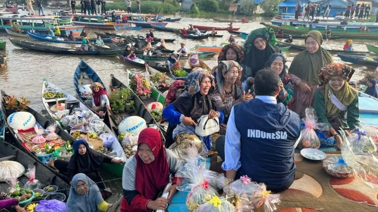 Anies menemui ibu-ibu di pasar terapung Martapura Banjarmasin. (Istimewa)