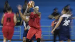 Pebasket Indonesia, Jamarr Johnson, mengamankan bola bola saat ujicoba melawan Satria Muda dan Pelita Jaya di GOR Soemantri, Jakarta, Selasa (7/8/2018). Indonesia menang 113-75 atas SM dan PJ. (Bola.com/Vitalis Yogi Trisna)