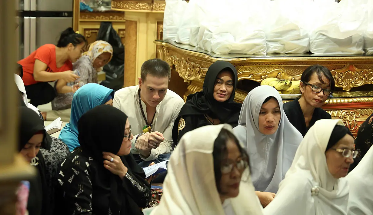 Pengajian serta tahlilan malam ketiga di kediamannya, di Raffles Hill, Cibubur, Jakarta Timur, Senin (12/6/2017) ramai dipadati warga sekitar dan para kerabat dan sahabat. Nia mendapatkan amanat dari pelantun Belah Duren tersebut.(Nurwahyunan/Bintang.com)