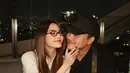 Mahalini dan Rizky Febian kompak unggah foto perayaan tanggal 10 di Instagram. Meski hanya keterangan singkat, namun cukup menjelaskan makna di balik tanggal 10 tersebut. Beberapa rekan artis seperti Aaliyah Massaid bubuhkan komentar memuji pasangan ini. Meski hanya sebuah foto, namun memperlihatkan kebahagiaan pasangan artis yang terpaut usia dua tahun ini. (Liputan6.com/IG/@rizkyfbian)