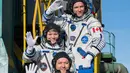 Astronot AS Anne McClain (tengah), kosmonot Rusia Оleg Kononenko (bawah), dan astronot CSA David Saint Jacques (atas) bersiap meluncur ke Stasiun Luar Angkasa Internasional (ISS) di Baikonur, Kazakhstan, Senin (3/12). (Aubrey Gemignani/NASA via AP)