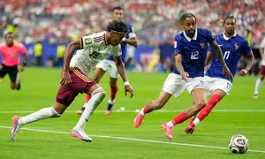 Pemain Spanyol Lamine Yamal mengejar bola dibayangi pemain Prancis Bradley Barcola (12) dalam laga semifinal Piala Dunia 2026 antara Prancis vs Spanyol di Arlington, Texas, dekat Dallas, Selasa, 14 Juli 2026. (AP Photo/Tony Gutierrez)