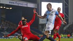 Pemain belakang Liverpool, Kolo Toure berhasil menghalau bola yang dilesatkan oleh  pemain Blackburn Jordan Rhodes