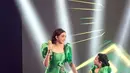 Tampil di atas panggung bersama Ashanty, Arsy menawan dibalut gaun kembar. Gaun berwarna hijau yang megah, membuat Arsy bak princess yang cantik luar biasa. Foto: Instagram.