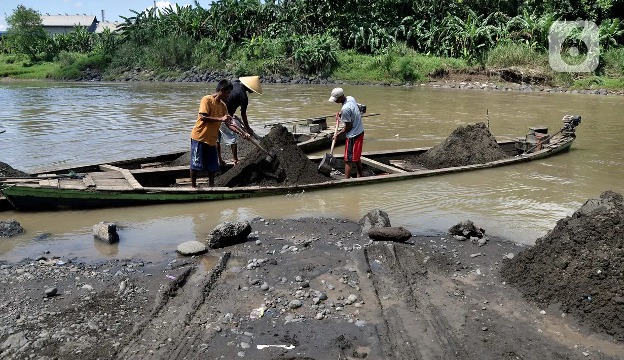 Aktivitas penambang saat bongkar muat pasir dari perahu di Sungai Klawing, Desa Toyarejo, Purbalingga, Jawa Tengah, Minggu (15/5/2022). Aktivitas penambang pasir di Sungai Klawing sudah ada sejak puluhan tahun lalu dengan menggunakan perahu dan dikerjakaan masih secara tradisional. (merdeka.com/Iqbal S Nugroho)