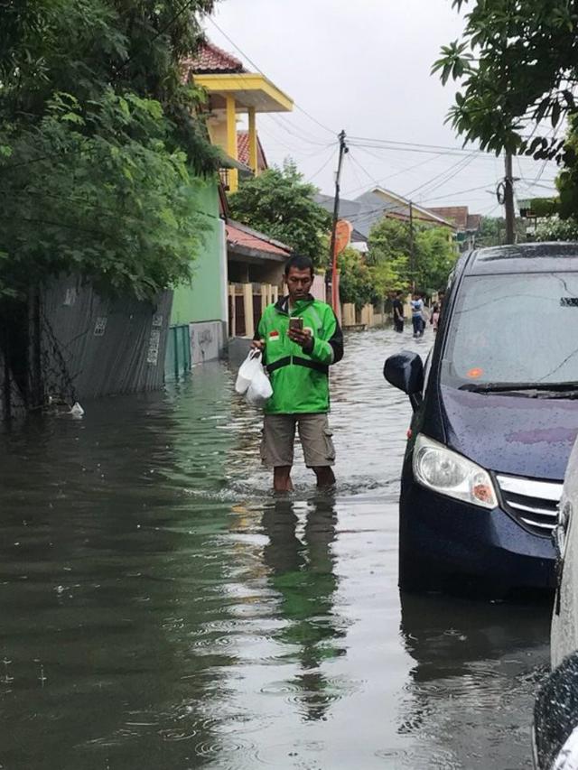 Terobos Banjir, 6 Momen Driver Ojek Online Melayani Pelanggan