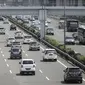 Kendaraan roda empat melintas di Tol Jagorawi, Jakarta, Jumat (6/4). Pintu Tol Cibubur 2 arah Jakarta dipilih untuk menerapkan aturan ganjil genap karena 34.278 kendaraan yang masuk setiap harinya. (Liputan6.com/Faizal Fanani)