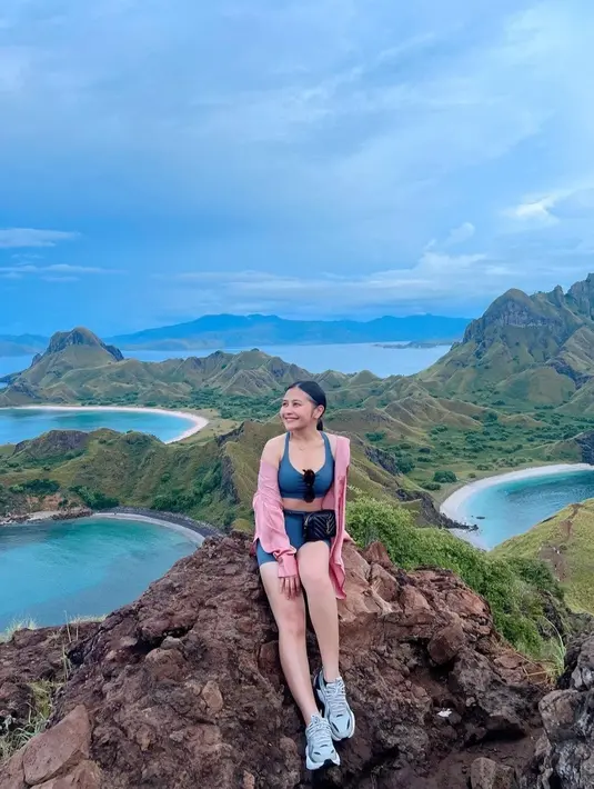 Dalam keterangan fotonya, Prilly mengatakan bahwa "Heaven on earth ! Indonesiaku," ujarku. [Instagram/prillylatuconsina96]