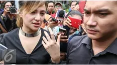 Marshanda juga mengungkapkan bahwa tak perlu ada yang ditutupi. Justru ia merasa senang, semua orang dapat berkenalan dengan sang ayah.