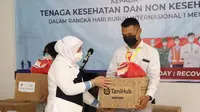 Menteri Ketenagakerjaan, Ida Fauziyah, menyerahkan 3.200 Paket Lebaran kepada tenaga medis dan tenaga pendukung nonmedis yang bekerja di Wisma Atlet Kemayoran, Jakarta, Sabtu (1/5/2021).