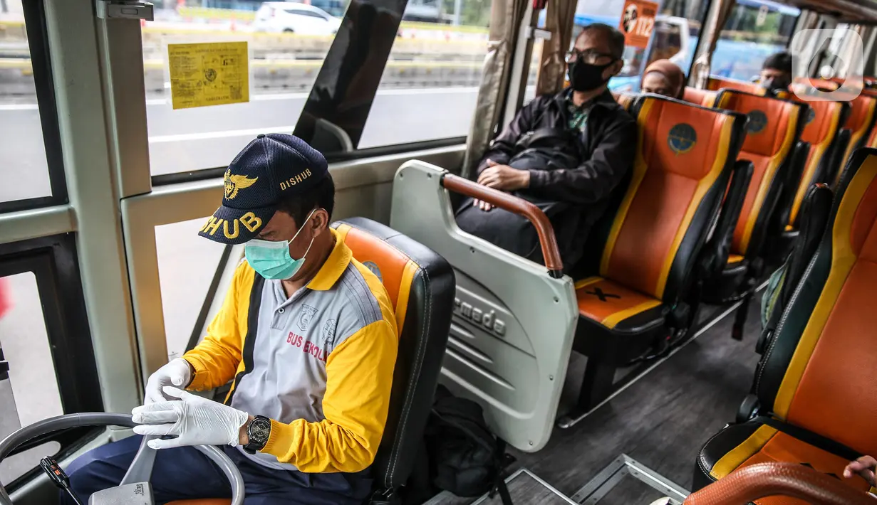 Penumpang berada di bus sekolah di Kawasan Stasiun Sudirman, Jakarta, Jumat (19/6/2020). 50 armada bus sekolah ditempatkan di lima stasiun, yakni Tanah Abang, Manggarai, Juanda, Sudirman dan Tebet. (Liputan6.com/Faizal Fanani)