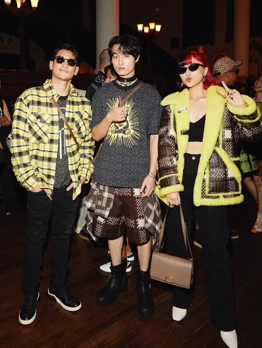 Isyana Sarasvati dan Afgan juga bertemu dengan aktor Korea, Yoon Chan Young. Mereka pun melakukan foto bersama. Isyana dan Afgan sukses bikin iri banyak penggemar. (Liputan6.com/IG/@isyanasarasvati)
