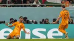 Gelandang Belanda, Cody Gakpo melakukan selebrasi setelah mencetak gol pembuka ke gawang Senegal pada pertandingan grup A Piala Dunia 2022 Qatar di Stadion Al Thumama di Doha, Qatar, Senin (21/11/2022). Belanda menang atas Senengal dengan skor 2-0. (AP Photo/Luca Bruno)