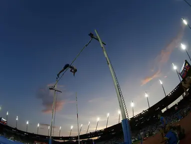 Atlet lompat galah dari Prancis, Renaud Lavillenie beraksi pada ajang  IAAF Athletics Diamond League di Letzigrund stadium, Zurich, Swiss, (1/9/2016). (REUTERS/Arnd Wiegmann)