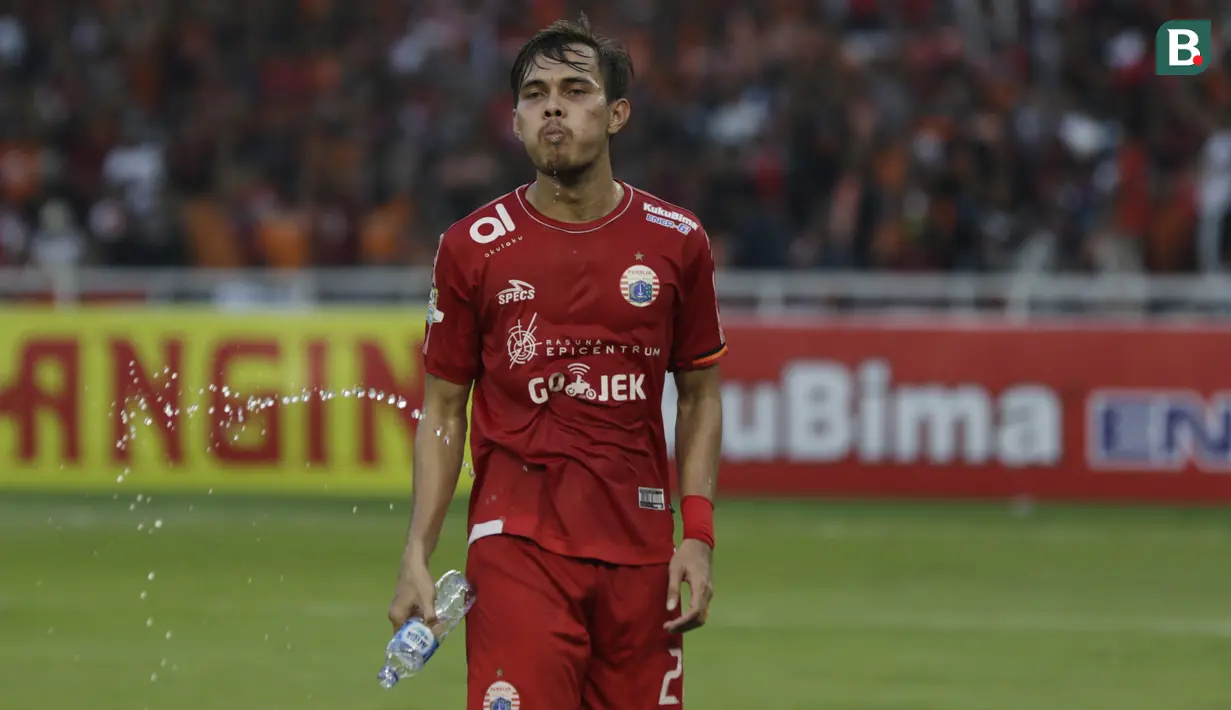 Bek Persija, Rezaldi Hehanussa, melepas dahaga saat melawan Persela pada laga Liga 1 di SUGBK, Jakarta, Selasa (20/11). Persija menang 3-0 atas Persela. (Bola.com/Vitalis Yogi Trisna)