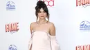 Aktris Selena Gomez berpose saat menghadiri Hollywood Beauty Awards 2020 di The Taglyan Complex di Los Angeles, California (6/2/2020). Selena Gomez tampil memesona dalam balutan gaun mini berwarna blush. (AFP Photo/Tibrina Hobson)