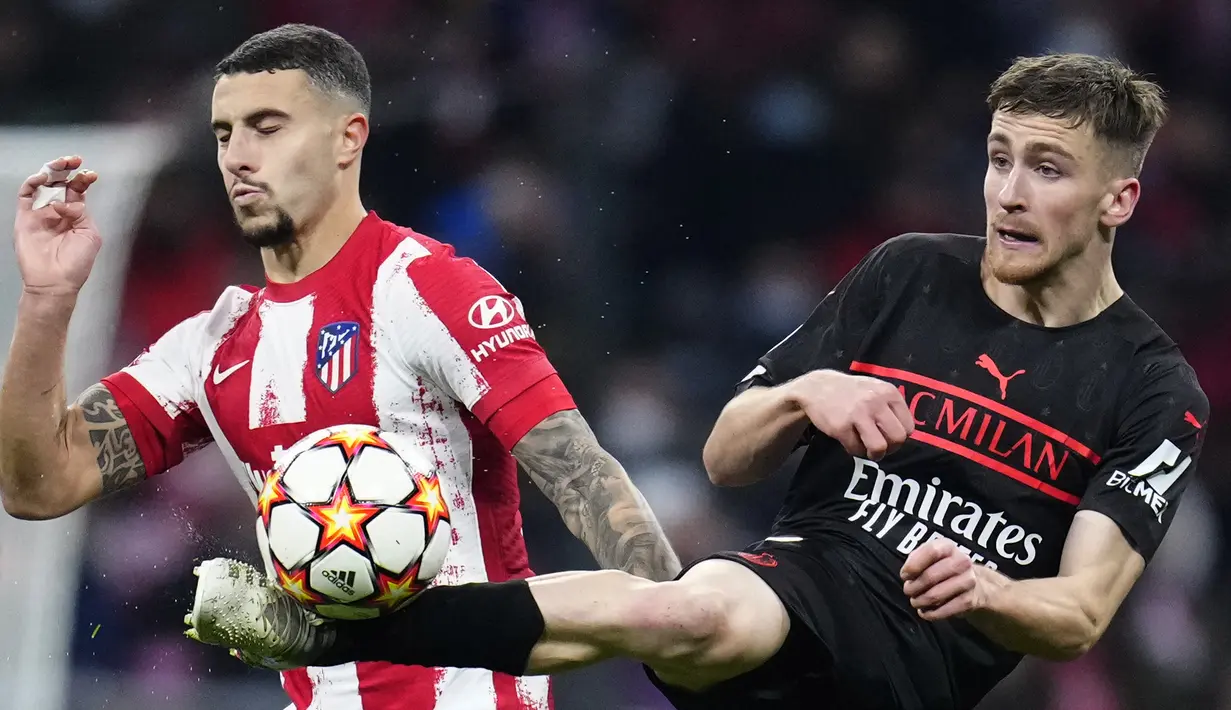Bek Atletico Madrid Mario Hermoso berebut bola dengan gelandang AC Milan Alexis Saelemaekers pada laga kelima Grup B Liga Champions 2021/2022 di Stadion Wanda Metropolitano, Kamis (25/11/2021) dini hari WIB. AC Milan menaklukkan tuan rumah Atletico Madrid 1-0. (AP Photo/Manu Fernandez)