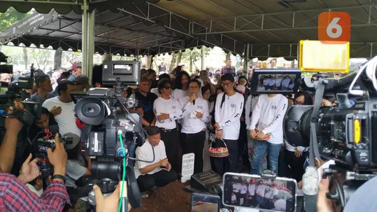 Terungkap, Mendiang Bunda Iffet Sudah Siapkan 100 Kaus Khusus untuk Dipakai Keluarga di Hari Pemakamannya Sejak 8 Tahun Lalu