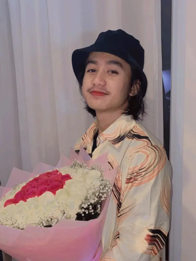 7 Potret Terbaru Bowo TikTok Berambut Gondrong, Bikin Pangling