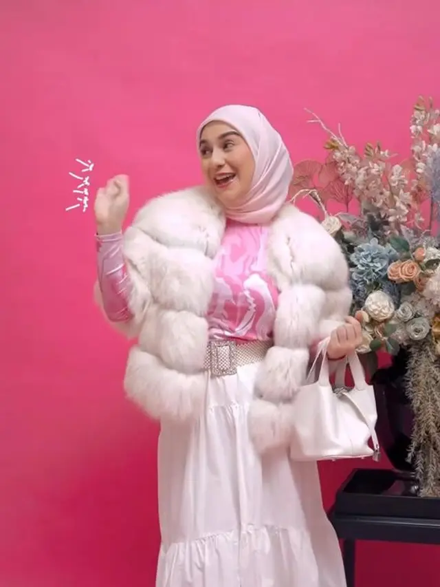 7 OOTD Hijab ala Barbie dari Aurel Hermansyah hingga Irish Bella