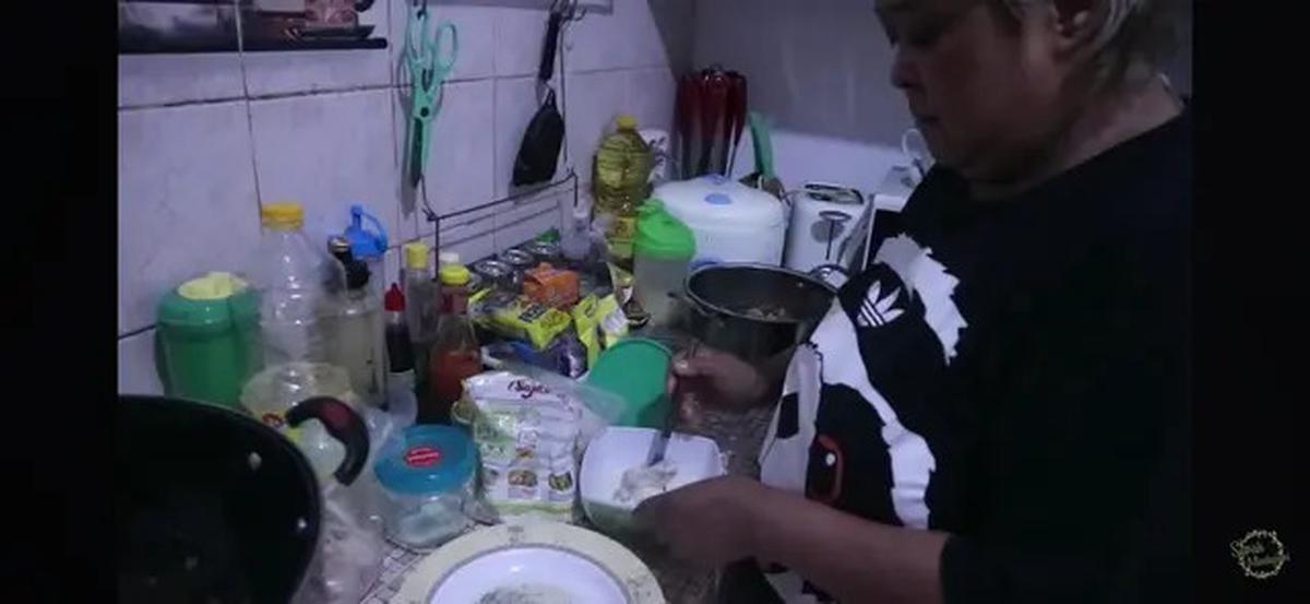 9 Potret Dapur Suti Karno 'Atun' Si Doel, Modelnya Sederhana Namun Berfungsi Optimal