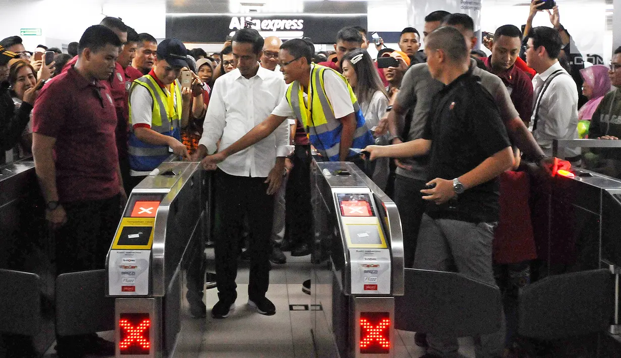 Calon Presiden nomor urut 01, Joko Widodo atau Jokowi tiba di Stasiun MRT Bundaran HI usai mengunjungi Grand Indonesia, Jakarta, Sabtu (20/4). Kedatangan Jokowi berkemeja putih bersama Ketua TKN Erick Thohir dan Wishnutama untuk makan siang bersama. (Liputan6.com/Herman Zakharia)