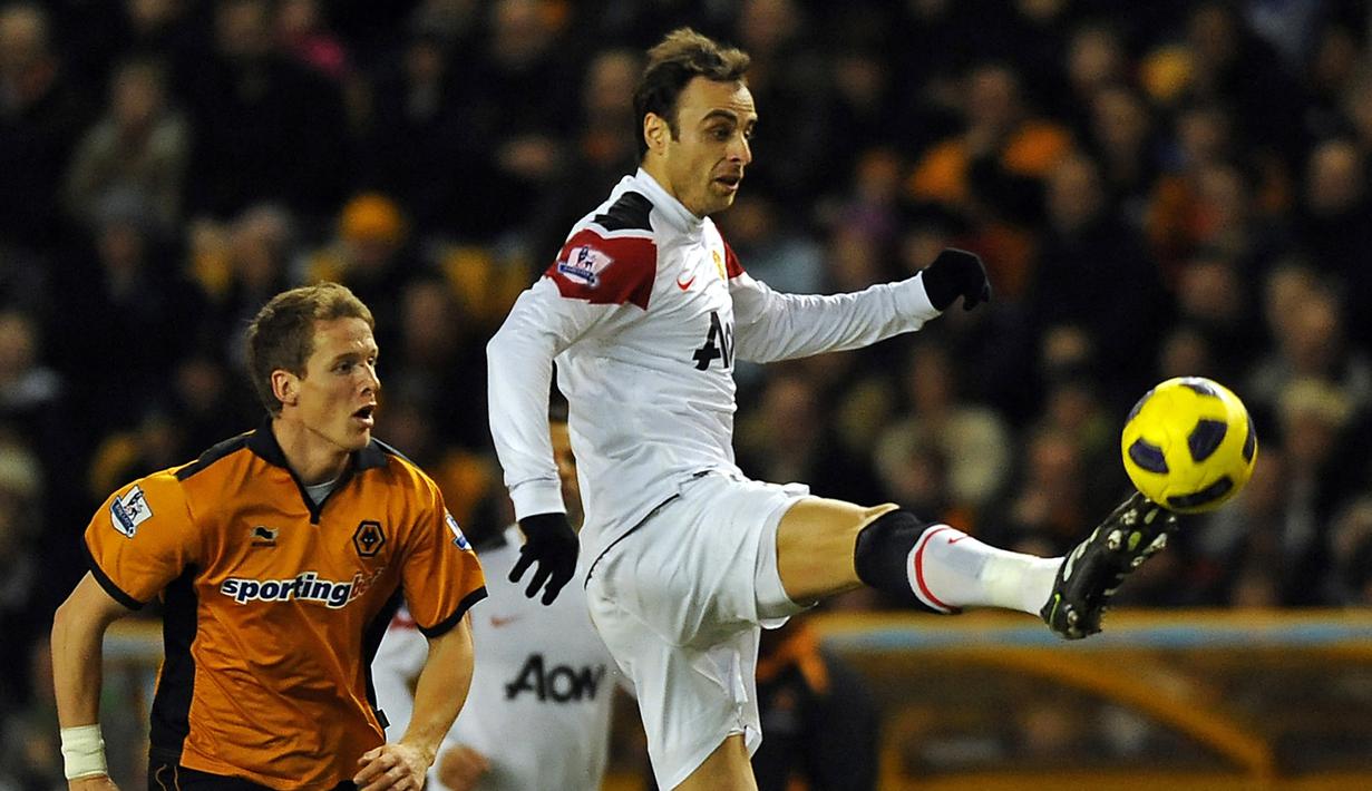 Musim 2010/2011. Pada musim 2010/2011, dua striker asing dari dua klub sekota harus berbagi gelar top skor Liga Inggris karena sama-sama mencetak 20 gol di musim tersebut. Mereka adalah Dimitar Berbatov (Manchester United) dan Carlos Tevez (Manchester City). Dari keduanya, raihan Dimitar Berbatov terasa lebih spesial karena mampu membawa Manchetser United menjuarai Liga Inggris di musim 2010/2011. (AFP/Adrian Dennis)