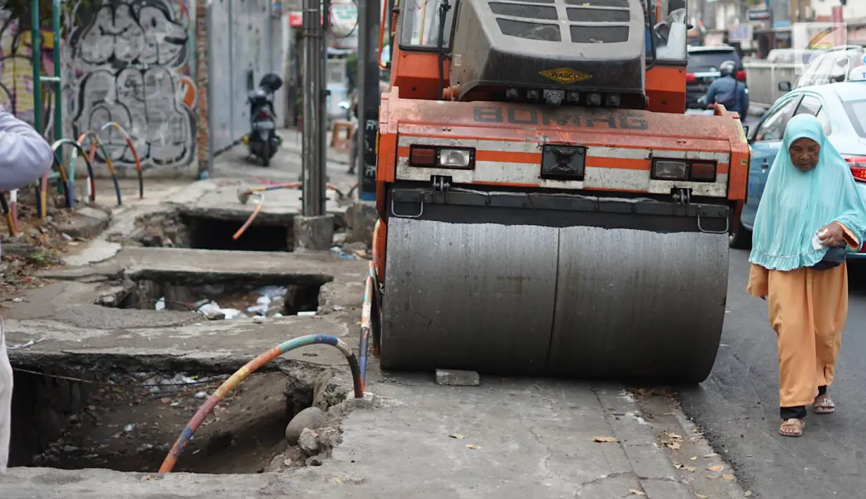 Pejalan kaki menghindari trotoar yang rusak dan berlubang di Jalan Raya Pasar Minggu, Jakarta, Jumat (13/9/2019). Selain mengganggu kenyamanan, kondisi trotoar yang rusak tersebut juga membahayakan pejalan kaki, terutama saat malam hari. (Liputan6.com/Immanuel Antonius)