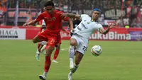 Pemain Persija Jakarta, Rizky Ridho (kiri) berebut bola dengan pemain Persib Bandung, Ciro Alves pada laga pekan ke-11 BRI Liga 1 2023/2024 di Stadion Patriot Candrabhaga, Bekasi, Sabtu (2/9/2023). (Bola.com/Ikhwan Yanuar)