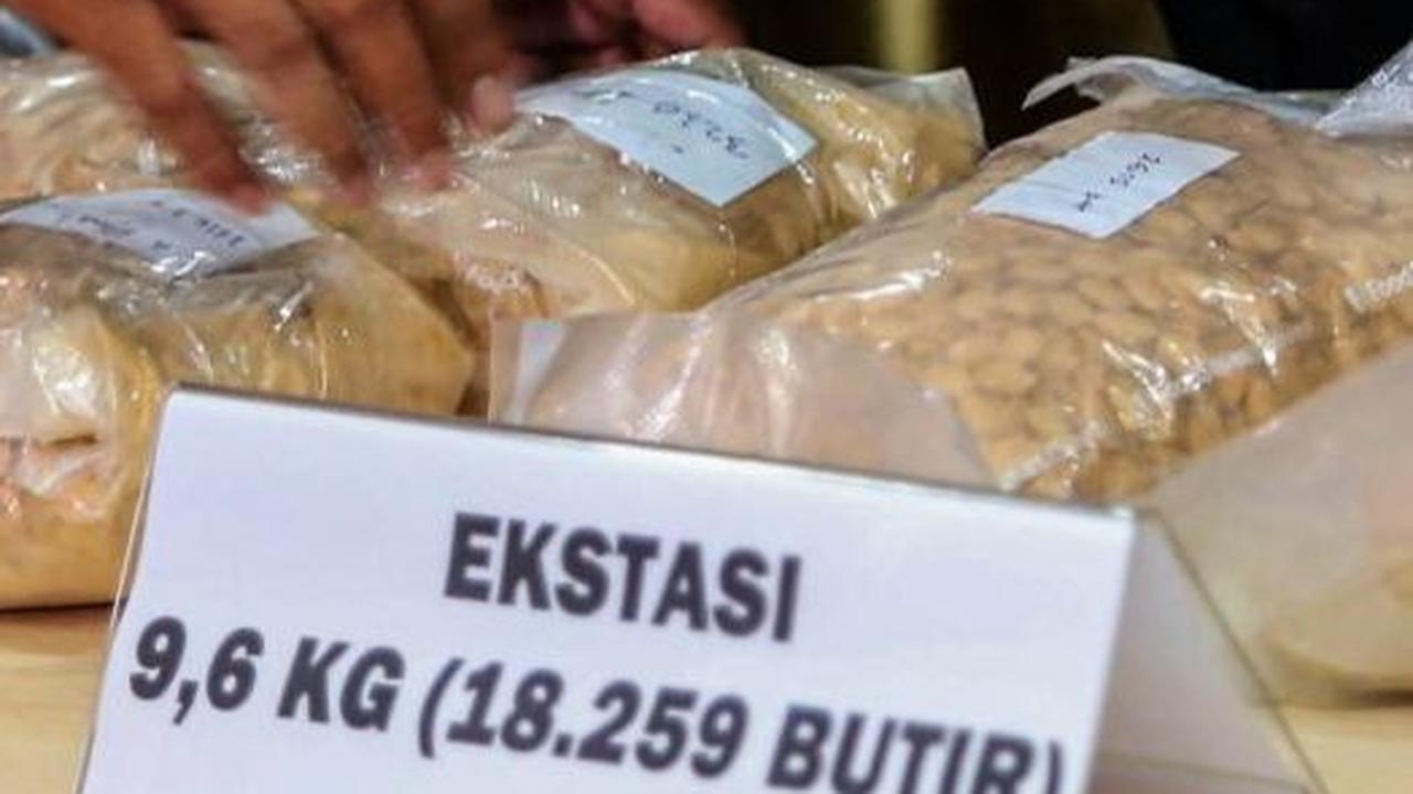 Selanjutnya, di penindakan kedua tim joint operation melakukan penindakan atas paket kiriman asal Belanda yang tiba di Kantor Pos Pasar Baru pada 22 April 2024. Foto: liputan6.com / Angga Yuniar<br>