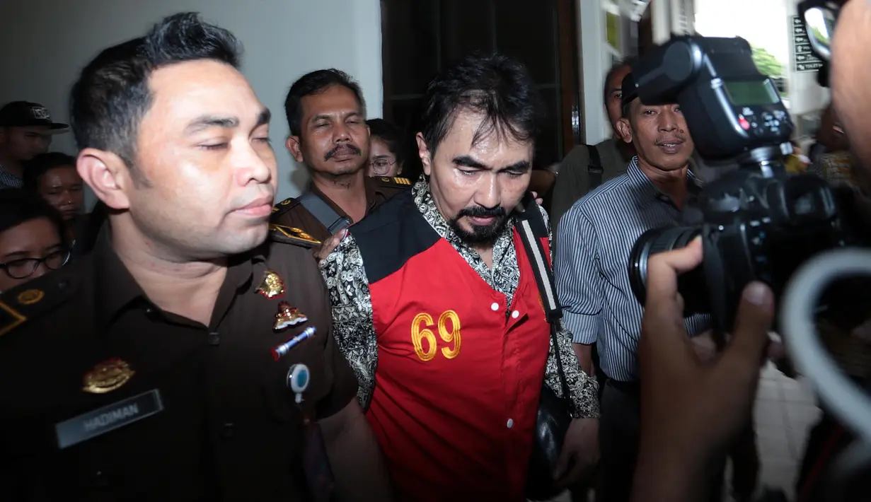 Polisi menemukan satwa liar, senjata api ilegal saat penggeledahan di kediamannya. Terkait narkoba, ia divonis 8 tahun penjara dan denda sebesar Rp 1 miliar oleh majelis hakim PN Mataram, NTB pada April silam. (Deki Prayoga/Bintang.com)