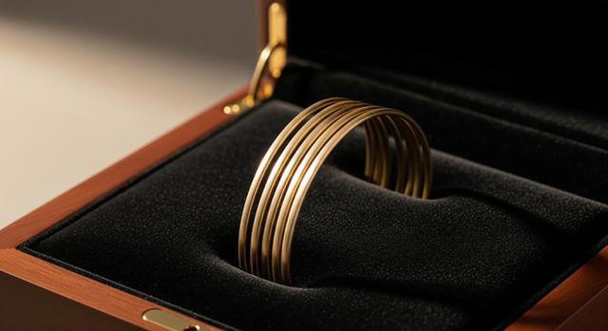 8 Tren Gelang Emas Bangle Tipis 2026 untuk Ibu Usia 50 Tahun yang Suka Tampilan Rapi, Mewah Elegan