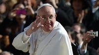 Paus Fransiskus melambaikan tangan kepada khalayak saat misa pelantikannya di Lapangan Santo Petrus pada tanggal 19 Maret 2013 di Vatikan. (Filippo MONTEFORTE/AFP)