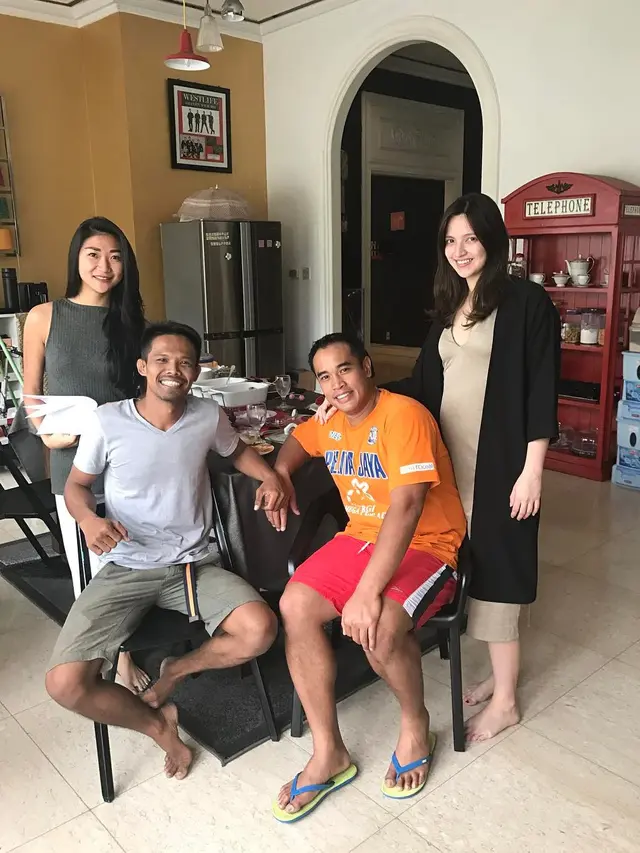Selalu Tampil Fashionable, Ini 6 Gaya Nia Ramadhani saat Pakai Daster