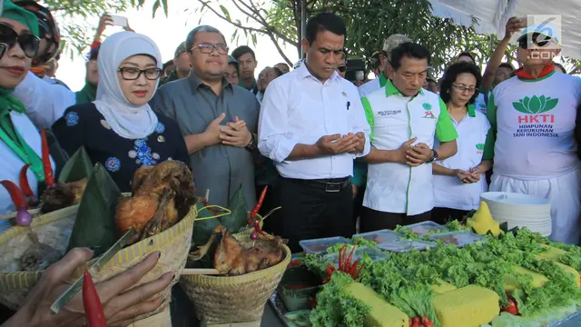 PHOTO: Didampingi Moeldoko, Begini Gaya Menteri Pertanian saat Syukur Panen
