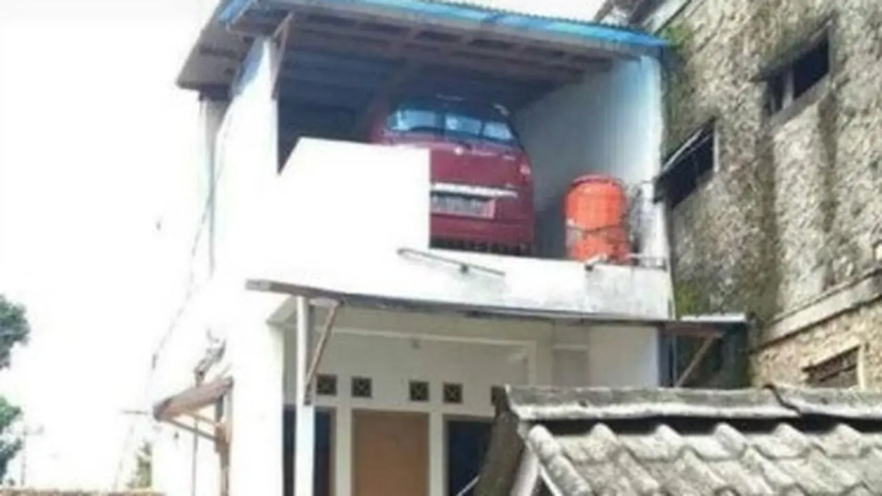 viral mobil parkir di lantai atas rumah (foto: Facebook Fantri Boy Saka)