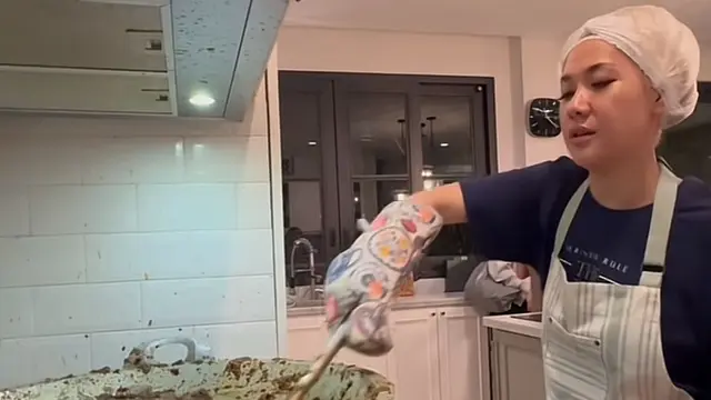 Tampilan Bunga Citra Lestari Saat Masak Rendang 12 Kg yang Jadi Tradisi Lebaran