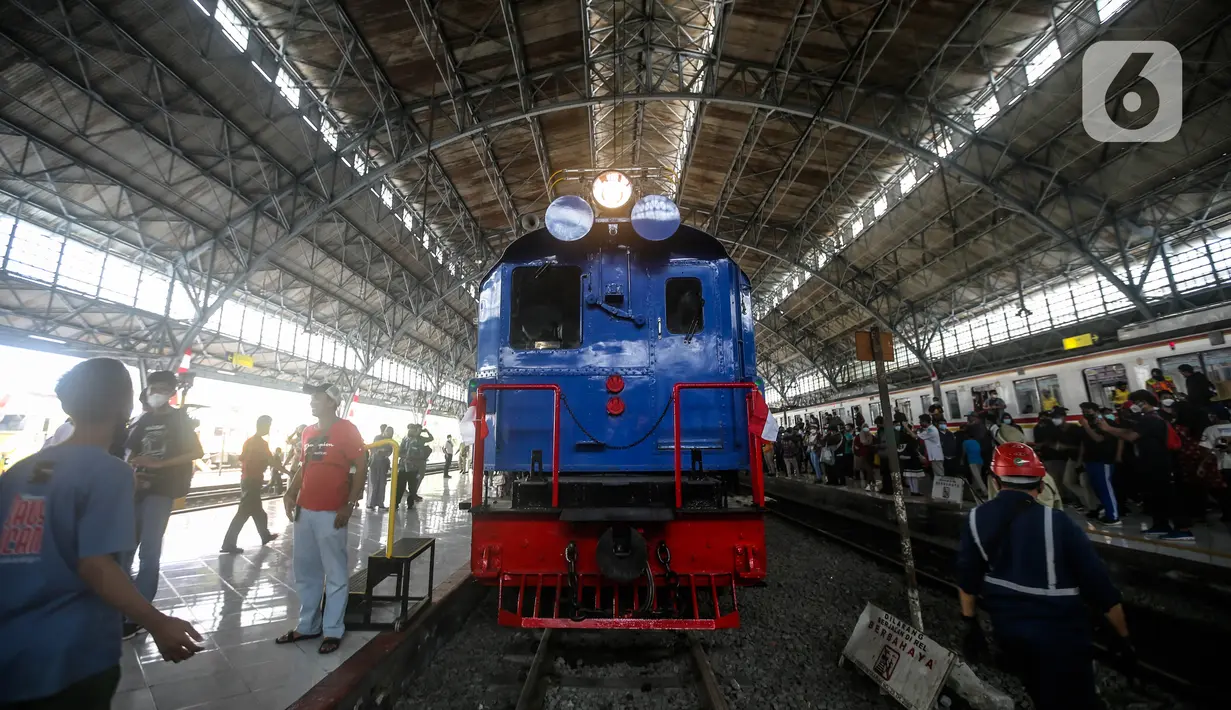 Lokomotif Bon-Bon yang membawa rangkaian kereta Djoko Kendil meninggalkan Stasiun Jakarta Kota dalam kegiatan Kereta Bersejarah Menyapa, Rabu (17/8/2022). Selain untuk memperlihatkan kereta bersejarah yang beroperasi pada era kolonial Belanda di tahun 1925, kegiatan tersebut juga bertujuan untuk memperingati HUT ke-77 Kemerdekaan Republik Indonesia. (Liputan6.com/Faizal Fanani)