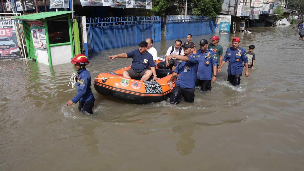 Kondisi akses Jakarta-Tangerang terputus akibat luapan Kali Angke