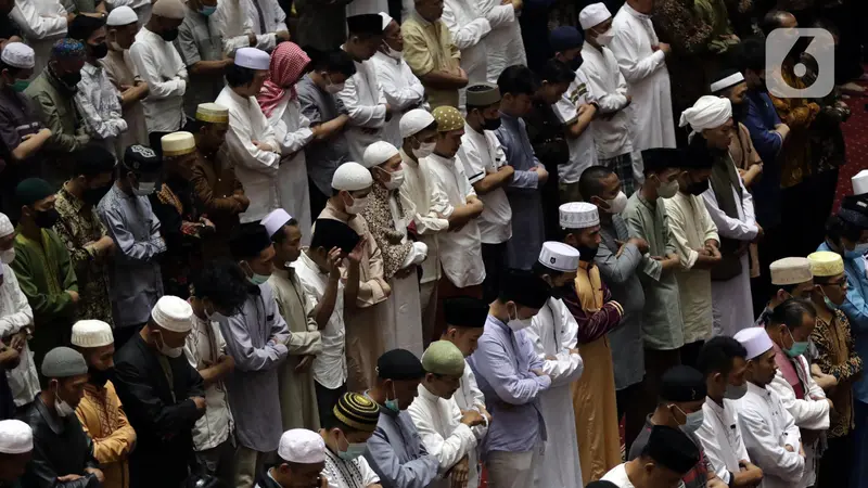 Ilustrasi jemaah sedang membaca doa iftitah saat sholat Idul Fitri di Masjid Istiqlal