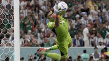 Kiper Timnas Argentina, Emiliano Martinez, tampil gemilang saat menghadapi Meksiko di Piala Dunia 2022. (AP Photo/Moises Castillo)