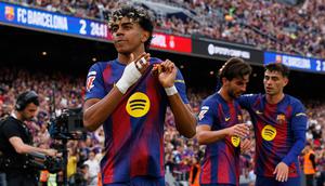 Pemain Barcelona Lamine Yamal (kiri) berselebrasi setelah Ferran Torres (tengah) mencetak gol pada laga La Liga/Liga Spanyol antara Barcelona vs Espanyol di Barcelona, Spanyol, Sabtu, 11 April 2026. (AP Photo/Joan Monfort)