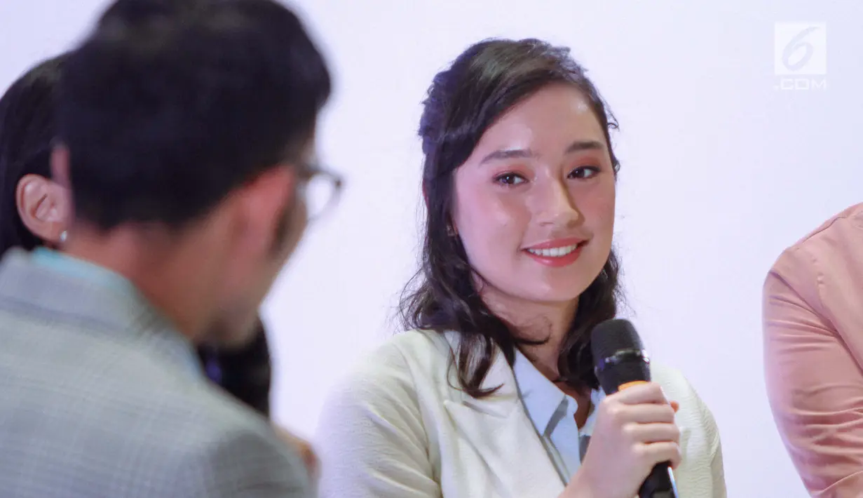 Artis Tatjana Saphira saat menjadi pembicara dalam brand ambassador salah satu produk kecantikan di Jakarta, Kamis (4/10). Tatjana Saphira juga mengingatkan bahwa masyarakat harus lebih menghargai hidup dan terus berdoa. (Liputan6.com/Faizal Fanani)